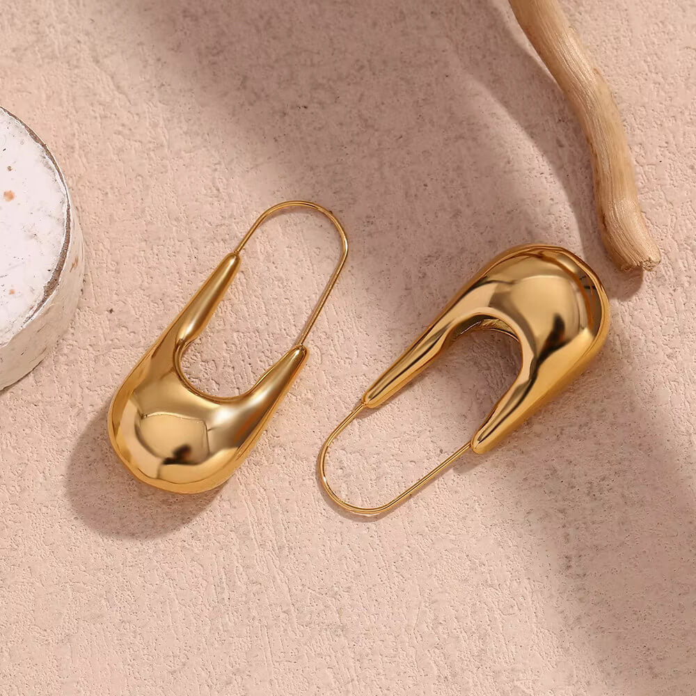 Chunky gold paperclip earrings.