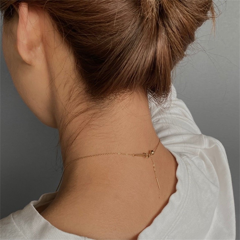 View of the clasp of the necklace.