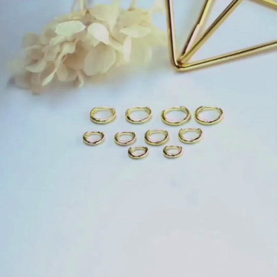 A video showing the Simple Huggie Hoops.