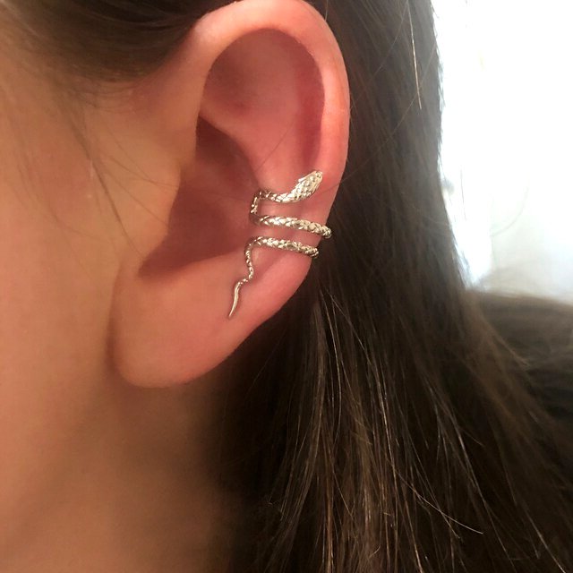A model wearing a silver Serpent Ear Cuff.